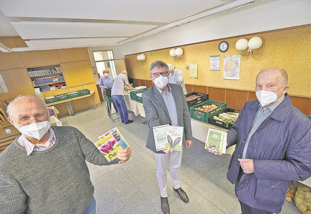 Die Seniorengruppe und Jochen Hake (mitte)mit Ostergeschenken in der Tafel in Holzwickede
